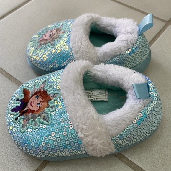 DISNEY Frozen toddler slippers. Size S (5/6) - Picture 2 of 5